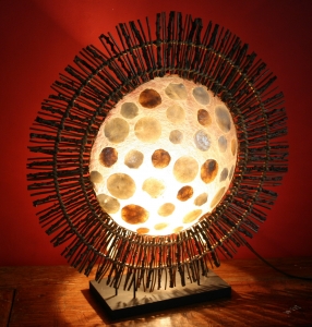 Table lamp/table lamp, handmade in Bali from natural material, wood, capiz/mother of pearl - model Tamino - 40x36x12 cm 